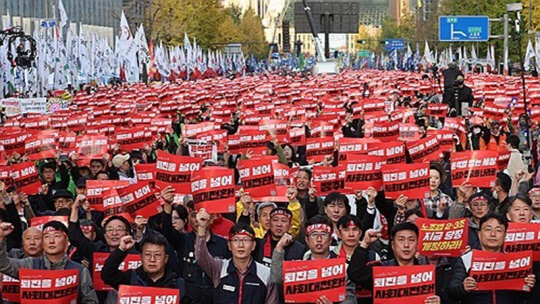 9일 오후 서울 숭례문 일대에서 열린 민주노총 전태일열사 정신계승 2024 전국노동자대회·1차 퇴진 총궐기에서 민주노총 조합원들이 구호를 외치고 있다.<연합뉴스>